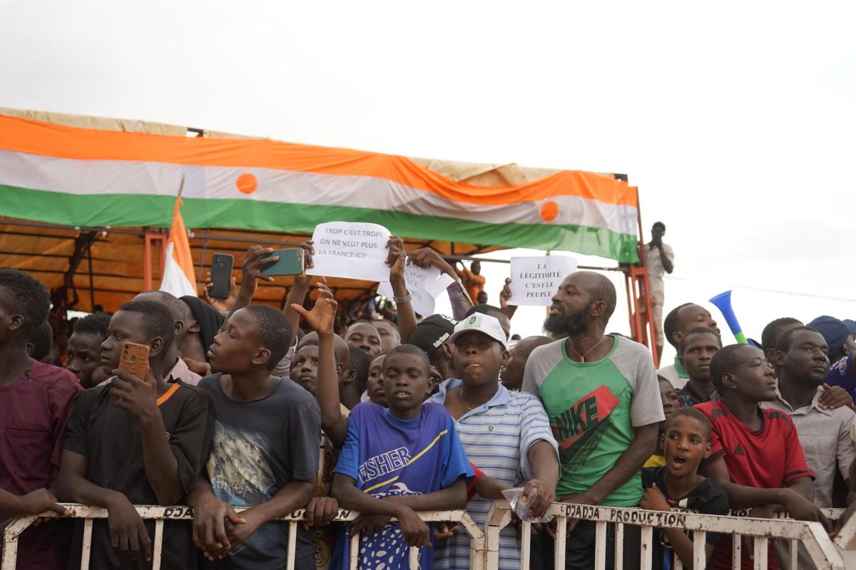 Niger, i golpisti reagiscono al ritiro delle truppe francesi: “È un momento storico”