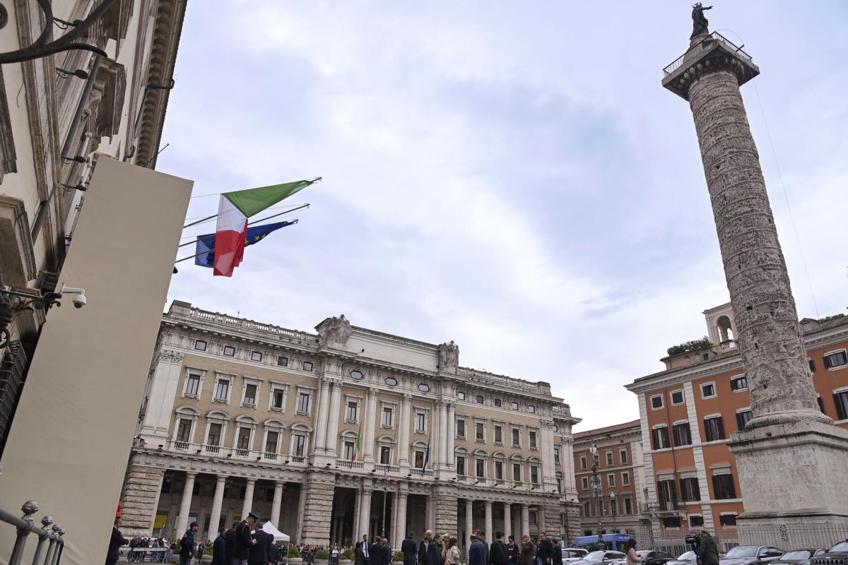 Roma: cade un pezzo di ardesia da un tetto, ferito un bambino