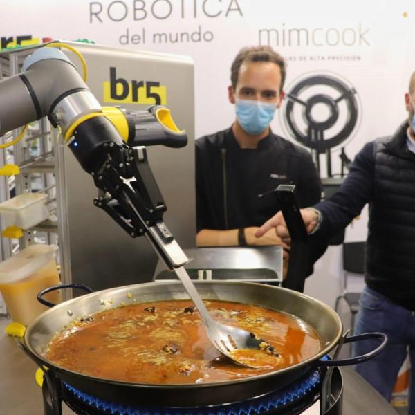 Il robot chef impara a preparare ricette guardando i video: l’innovazione che rivoluziona la cucina