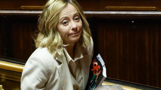 Meloni tra le basette alla Milei e Caivano oh-oh: in Parlamento è tutto uno show