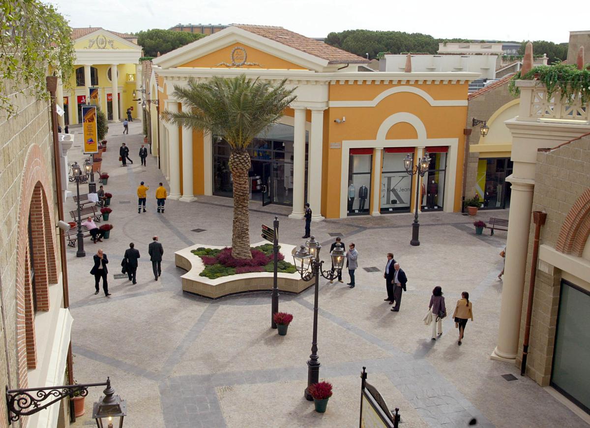 Roma, protesta dei lavoratori dell’Outlet Castel Romano: il gruppo …