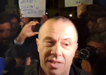 Fiaccolata per Navalny, fischi e cartelloni contro la Lega: “Vergogna, non avete dignità”. Romeo: “Qualcuno vuole strumentalizzare la manifestazione” | VIDEO