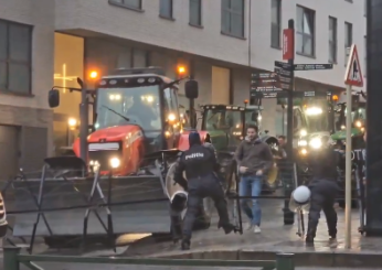 Bruxelles, agricoltori in protesta forzano il blocco della polizia: roghi in tutta la città e idranti sulla folla | VIDEO