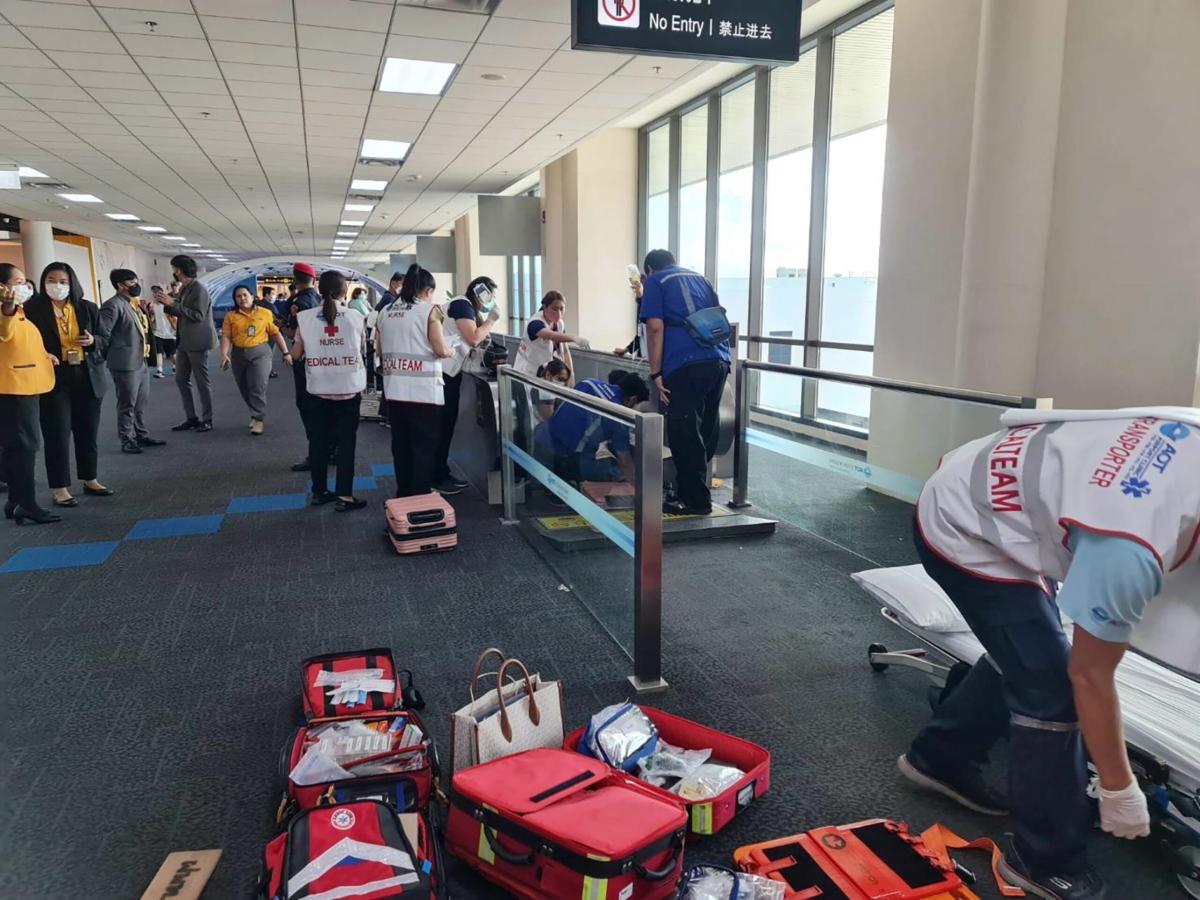 Donna rimane incastrata nel tapis roulant dell’aeroporto di Bangkok…