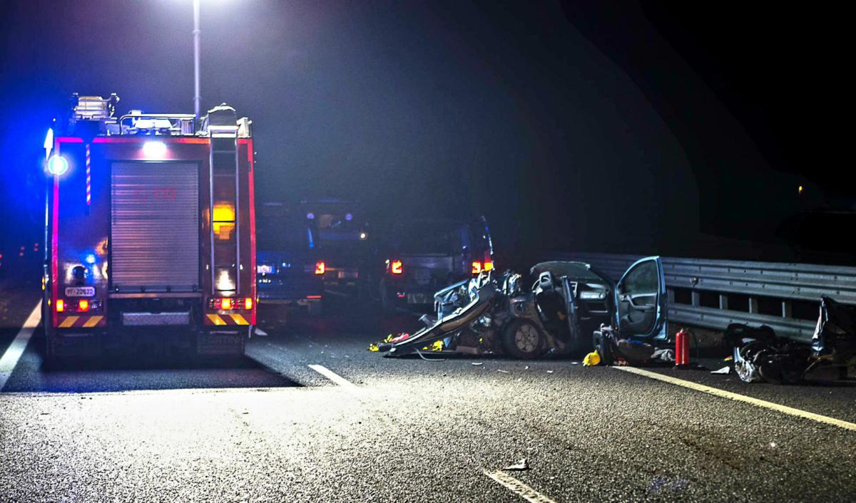 Pordenone, maxi incidente sulla Cimpello-Sequals vicino a Zoppola: scontro tra camion e ambulanza, tre morti