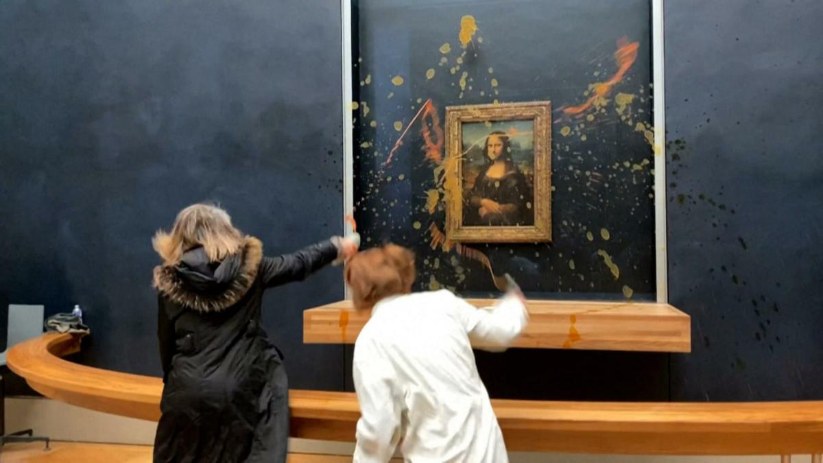 Gioconda, attiviste lanciano zuppa sul dipinto di Leonardo al Louvre | Video