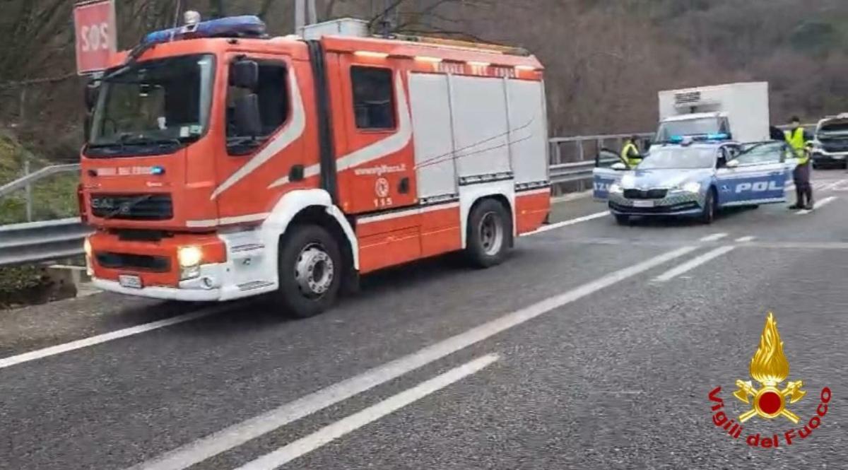 Trento, incidente in Val di Non: scontro tra auto e camion, un morto