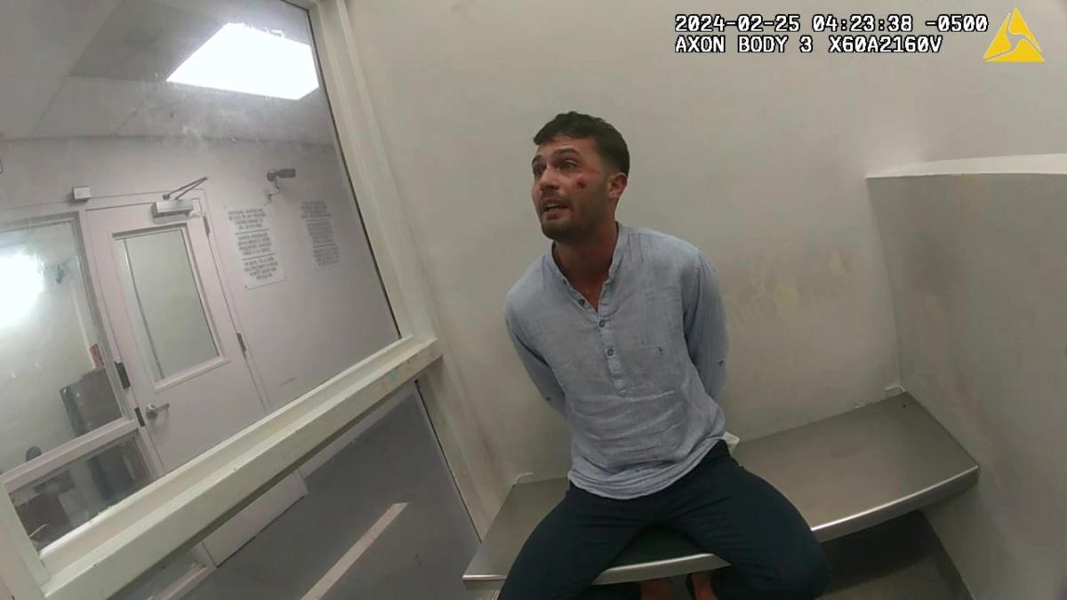 Caso Matteo Falcinelli, nuovo video dell’arresto del giovane studente di Spoleto a Miami: “Non ho fatto nulla, pago la cauzione”. I poliziotti travisano: “Ti contestiamo la corruzione”