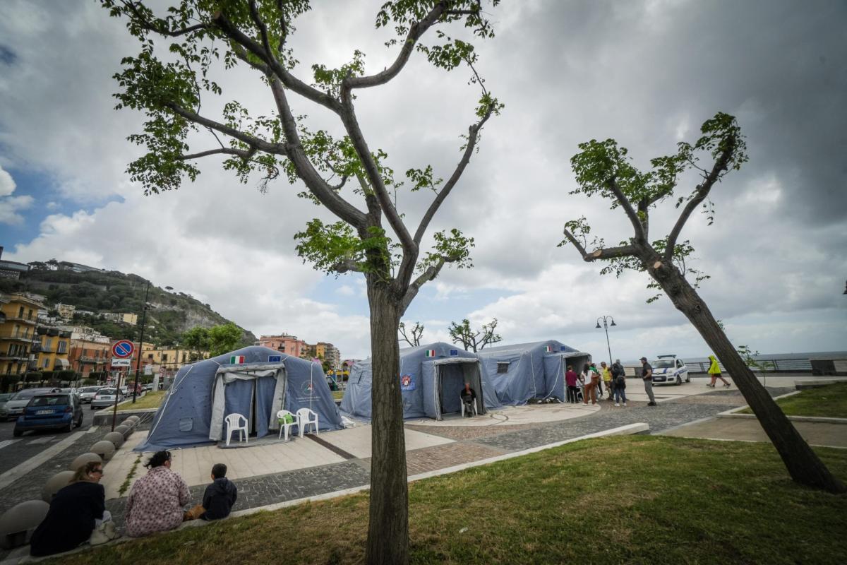 Terremoto Campi Flegrei, il sindaco di Pozzuoli: “Tutto sotto controllo, preoccupato per la paura degli abitanti. Le scuole potrebbero riaprire domani”