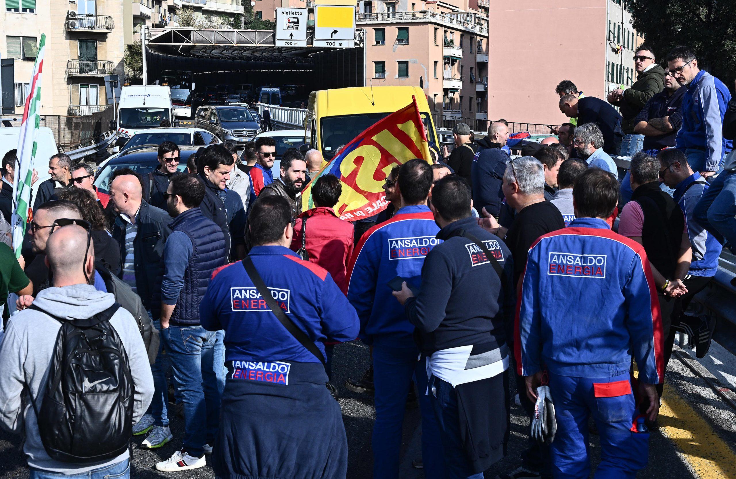 Genova, i lavoratori di Ansaldo Energia bloccano l’aeroporto. Toti: “Così non si aiuta il dialogo”