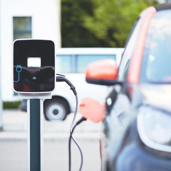 Regno Unito, le auto elettriche saranno tassate e spariranno le agevolazioni