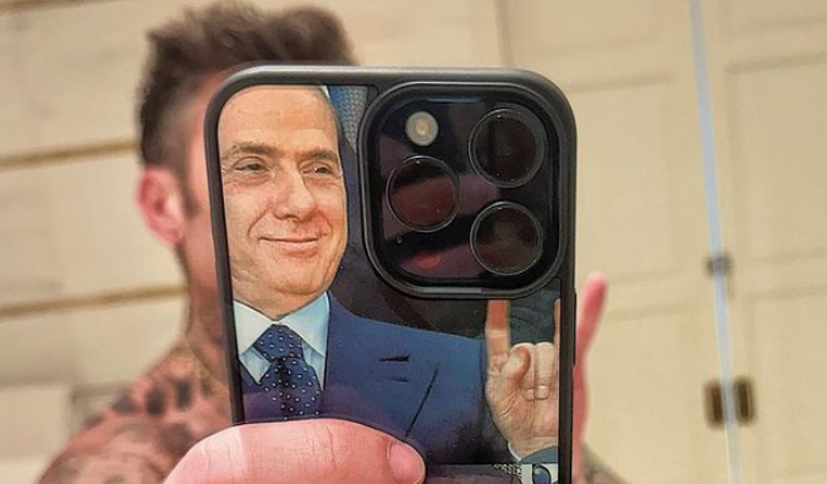 L’ultima provocazione di Fedez, la cover del telefono con l’iconica immagine di Berlusconi che fa le corna al vertice Ue. Social divisi