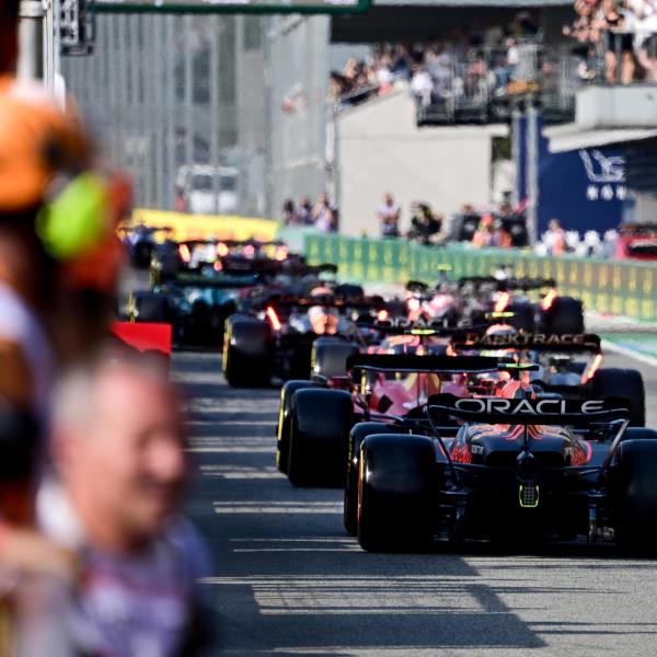 La stagione sarà lunghissima: F1 pensa a weekend di riposo per ingegneri e meccanici