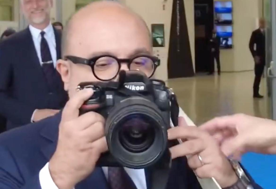 Il ministro Sangiuliano “imita” Totti prende una macchina fotografica e fa le foto ai giornalisti: furbata per evitare domande su Sgarbi e sui tagli ai cinema [VIDEO]