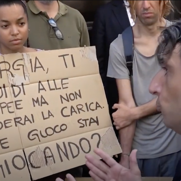 Roma, Ultima Generazione protesta davanti alla sede di FdI: il confronto con Donzelli | VIDEO