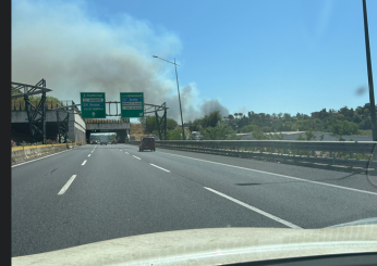 Roma, vasto incendio a Casal Lumbroso: evacuati residenti, alta colonna di fumo visibile anche a chilometri di distanza | FOTO E VIDEO