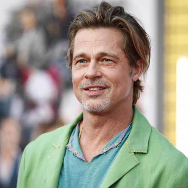 Brad Pitt ed Emily Ratajkowski, la foto dei due insieme a New York mano nella mano