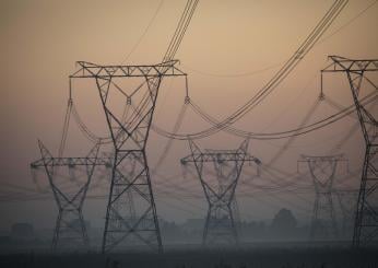 Blackout e consumi alle stelle per ondata di caldo: l’allarme di Consumerismo