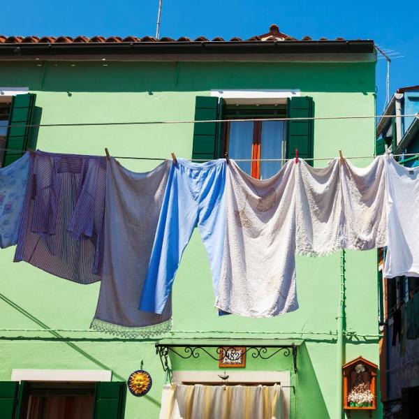 Come lavare correttamente la biancheria: colore, temperatura, detersivo