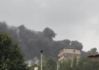 Napoli, incendio nel quartiere Fuorigrotta: enorme nube nera, evacuata la sede universitaria di Monte Sant’Angelo | VIDEO