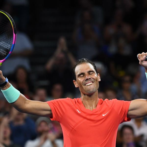 Nadal torna in campo e vince, Alcaraz lo celebra: lo scambio social