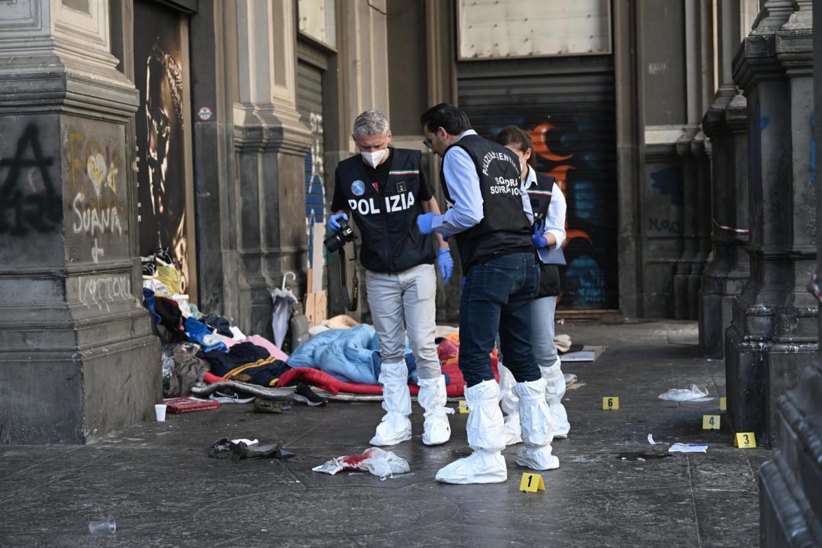 Napoli, terrore in via Duomo: vigile aggredito a sprangate, spara e…