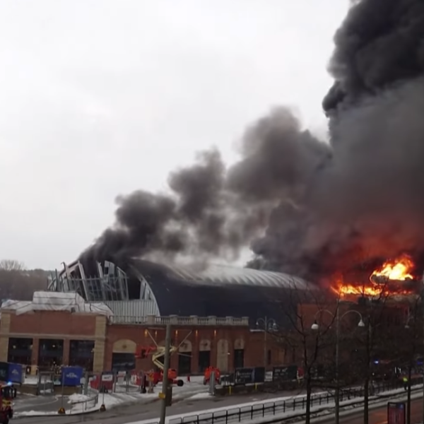 Svezia, incendio nel parco divertimenti di Göteborg: 12 feriti, evacuato il quartiere | VIDEO