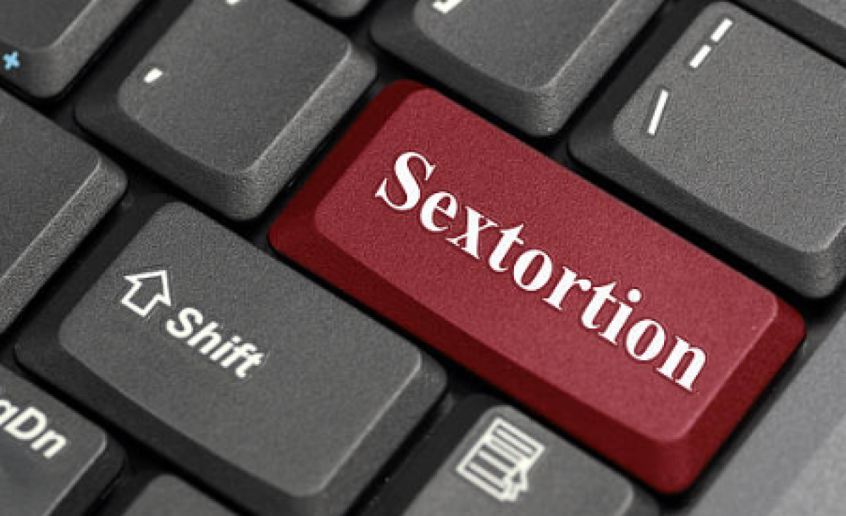 Il ricatto sessuale diventa un lavoro da insegnare, manuali di “Sextortion” venduti online: nel mirino ragazzini e adolescenti