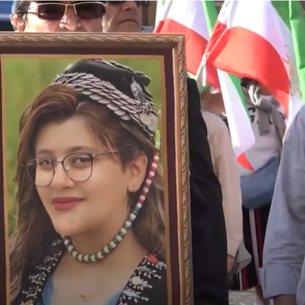 Roma, manifestazione per Mahsa Amini a due anni dalla morte. La leader Giovani iraniani: “Unica soluzione è sostenere la resistenza”