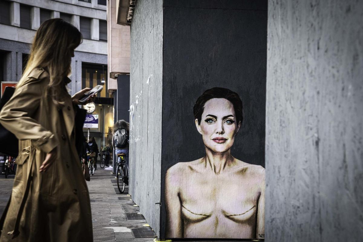 Bra Day 2022, a Milano spunta un murales con Angelina Jolie che mos…