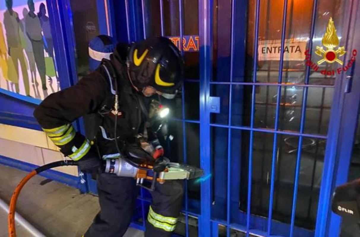 Imperia, incendio a Bordighera: in fiamme un ristorante cinese sull’Aurelia, evacuati due palazzi