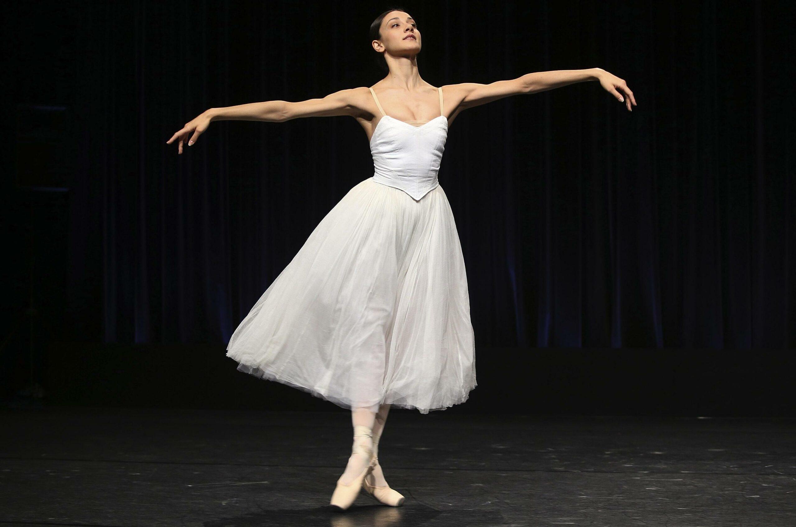 Chi è Nicoletta Manni, la nuova étoile della Scala di Milano. “Quando una ballerina brilla così, allora alcune regole possono cambiare”