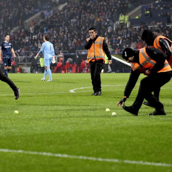 Bayern Monaco, palline da tennis in campo: partita sospesa per protesta, poi la sconfitta col Bochum