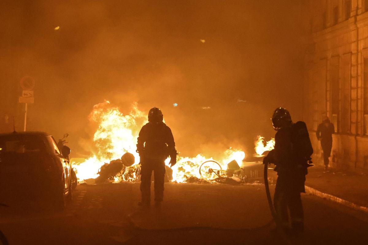 Francia, incendio a rue de Charonne a Parigi nella serata di ieri: in fiamme un palazzo, tre morti