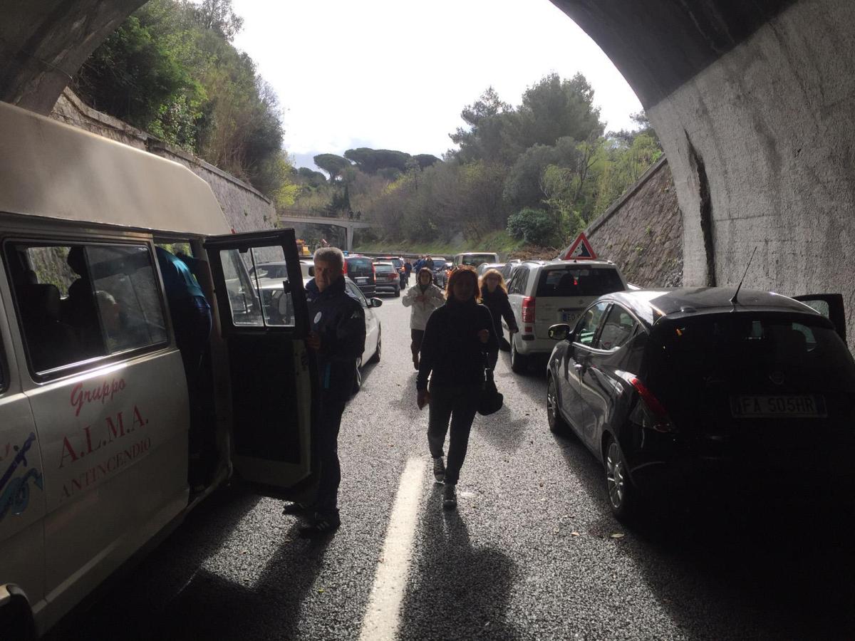 Imperia, incidente tra Taggia e Sanremo: tir si ribalta sull’A10, due morti e diversi feriti