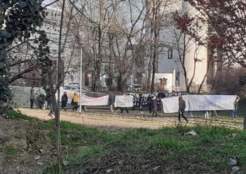 Bologna, scontri tra manifestanti e polizia a Parco Don Bosco contro l’abbattimento degli alberi per costruire una pista ciclabile | VIDEO