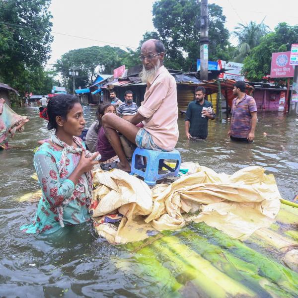 Maltempo in Bangladesh, inondazioni in tutto il Paese: centinaia di migliaia di sfollati, 13 morti  | FOTO E VIDEO