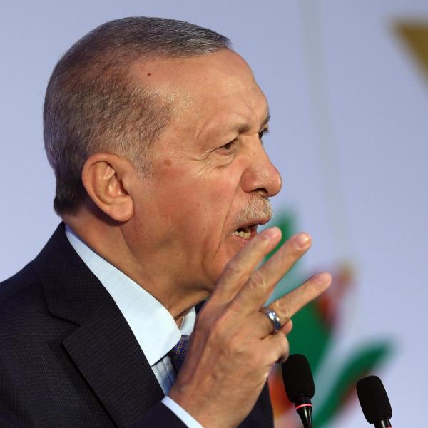 Erdogan: “Non emarginare la Russia dagli accordi sul grano”