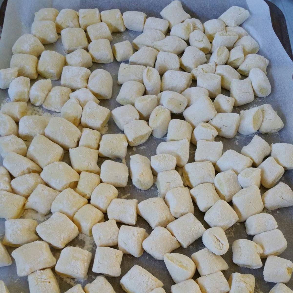 Giovedì gnocchi, ma con la ricotta nell’impasto: la ricetta