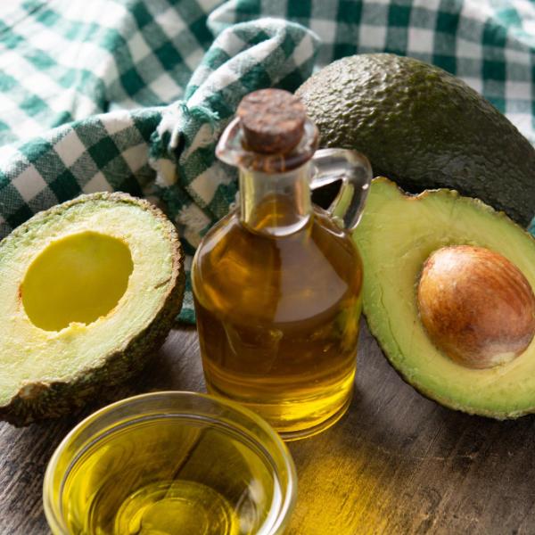 Proprietà dell’olio di avocado per la pelle: come si usa, controindicazioni