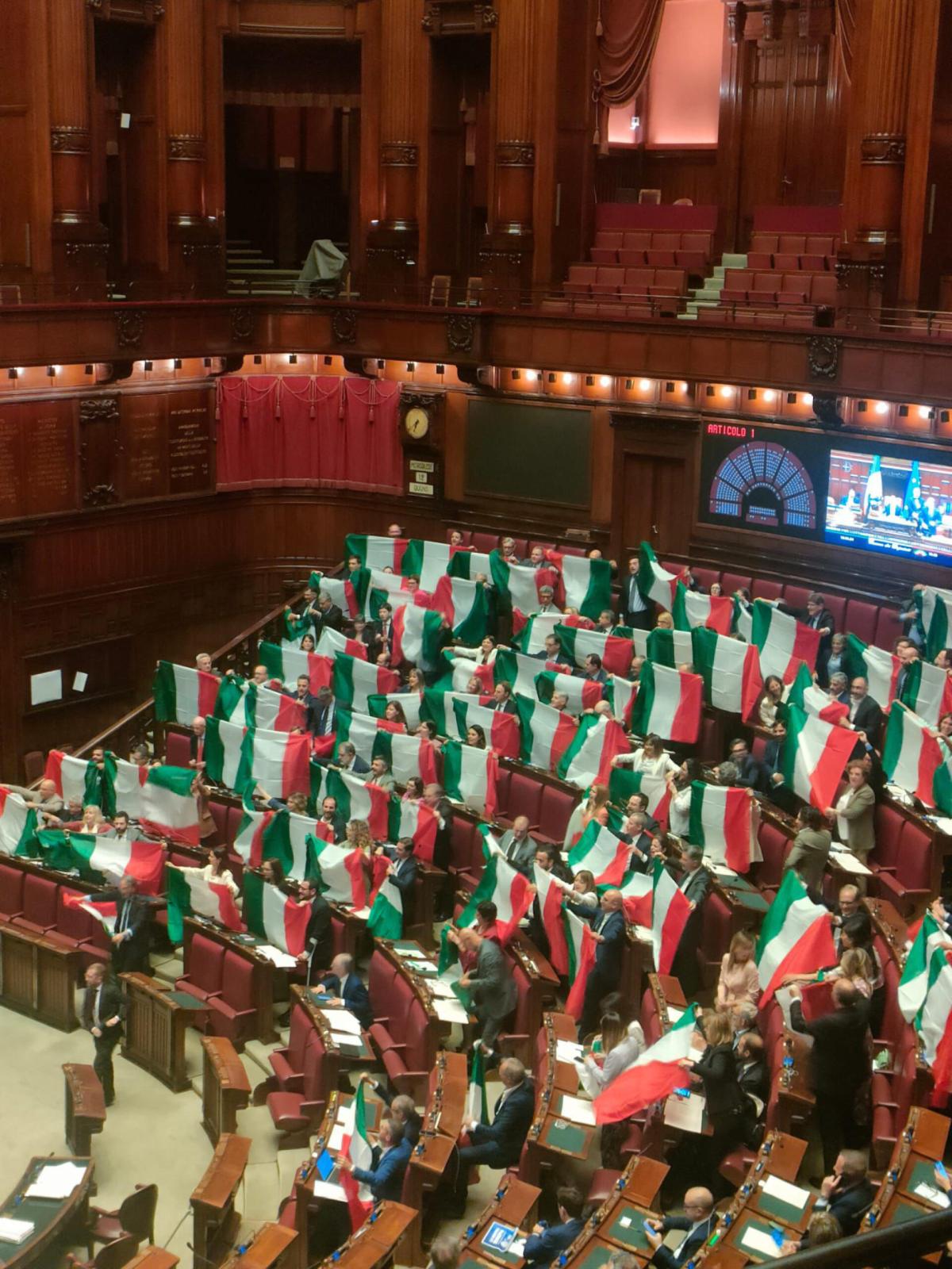 Rissa in Parlamento, il coro delle opposizioni: ‘Bella Ciao’ contro la maggioranza e “Fuori i fascisti dal Parlamento”