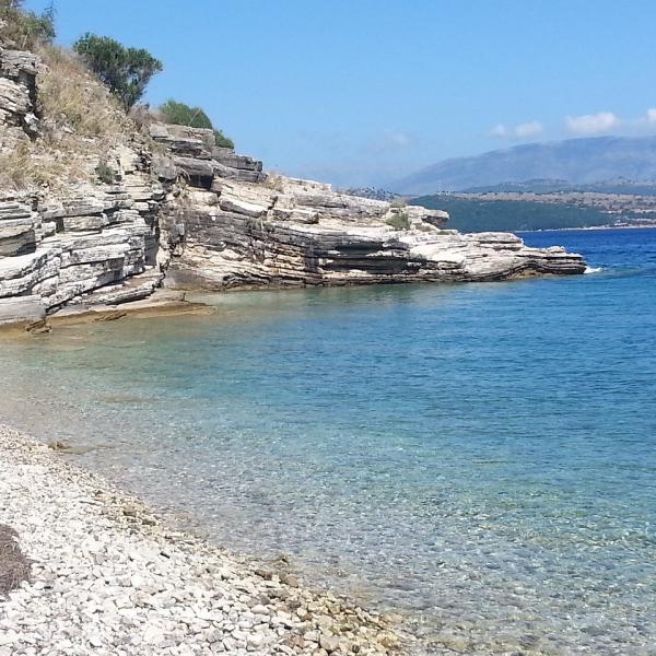 Grecia, un turista americano trovato morto nell’isola di Corfù: altri 3 risultano scomparsi nelle Cicladi