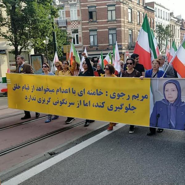 Protesta donne iraniane, l’attivista Sholeh Shahrzad: “La battaglia non è solo contro il velo, il regime ci ne nega ogni libertà. Il cuore dell’integralismo islamico batte in Iran”