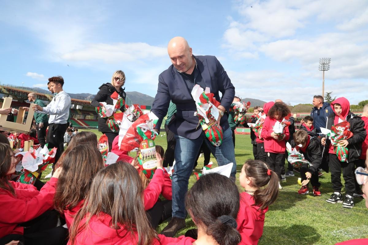 Il presidente Stefano Bandecchi allo stadio Liberati per gli auguri…