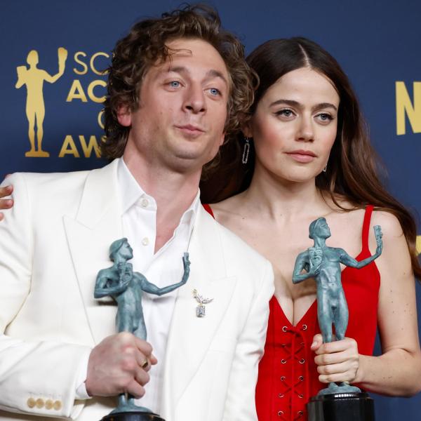 Jeremy Allen White e Molly Gordon stanno insieme? Il bacio con la co-star di “The Bear” | FOTO