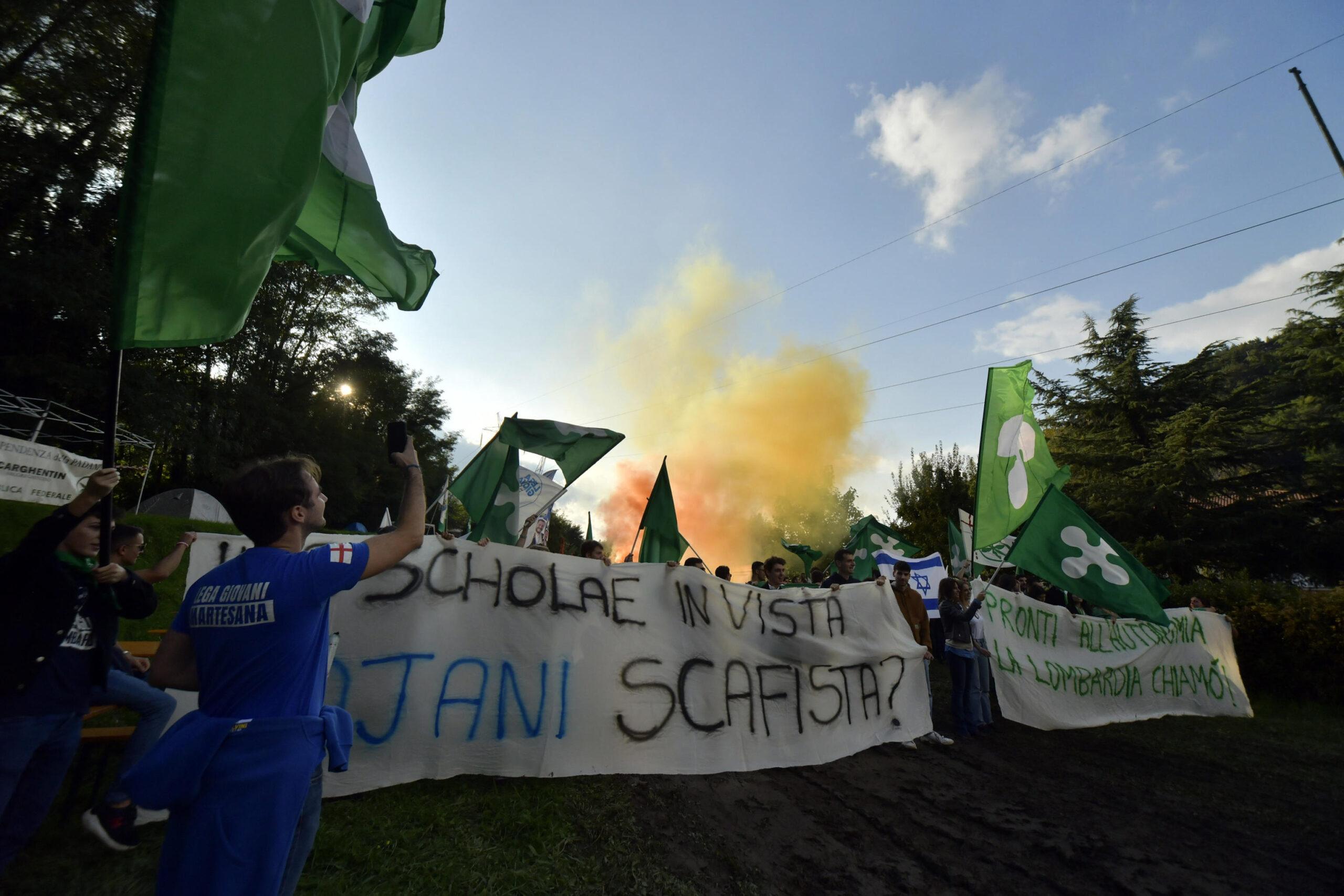 Le pugnalate del centrodestra: la chat e lo striscione che mettono Meloni, Salvini e Tajani uno contro l’altro