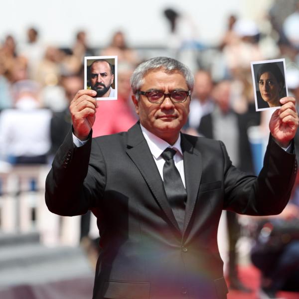 Festival di Cannes 2024, il regista iraniano Rasoulof mostra le immagini degli attori bloccati nel Paese | FOTO