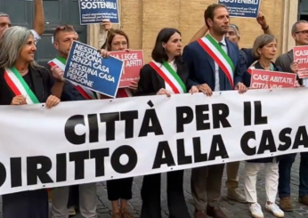 Emergenza casa, sit-in a Roma e l’allarme degli amministratori locali: “Politiche strutturali o rischio bomba sociale” | VIDEO