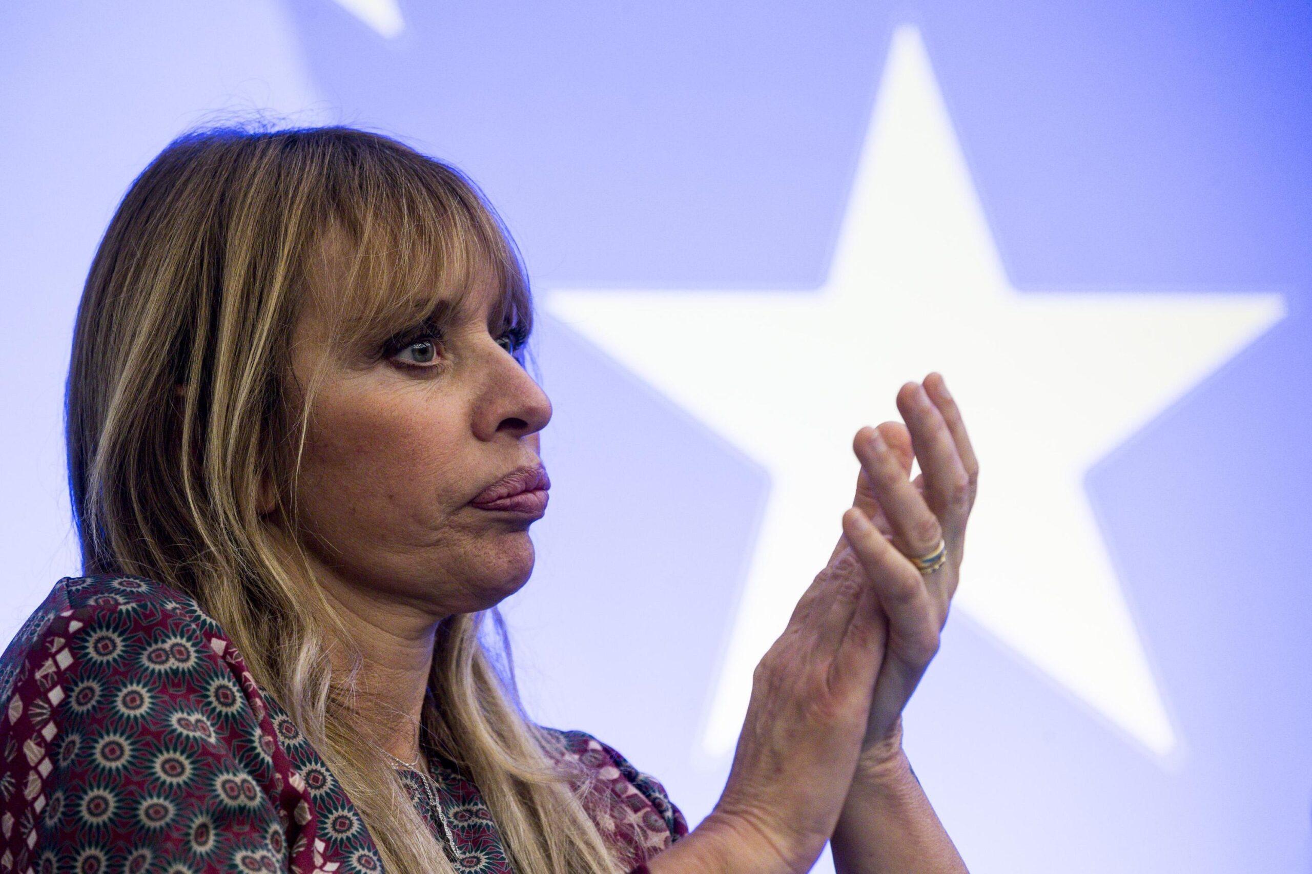 Unione europea, Alessandra Mussolini rifiuta il passaporto dell’Europarlamento: “Non intendo rispondere al fatto di essere un maschio o una femmina”