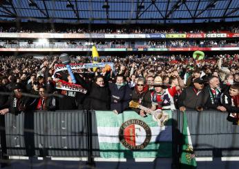 I tifosi del Feyenoord sono arrivati a Napoli, ecco lo scatto con gli ultras partenopei | FOTO